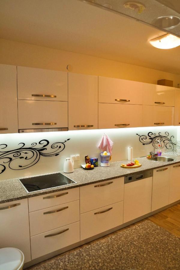 City Center Grand Apartment - Three-Bedroom, Free Parking Сараево Экстерьер фото